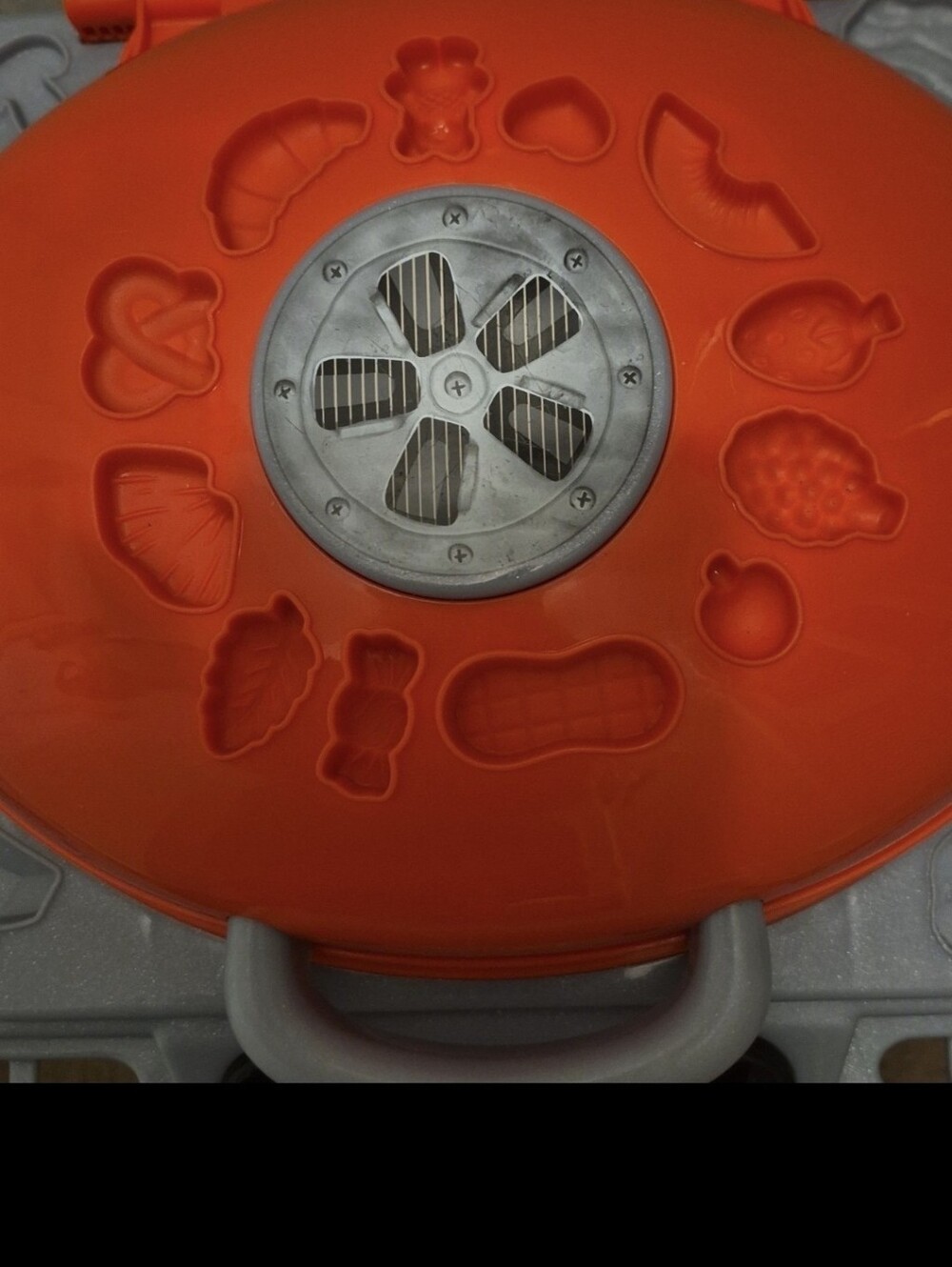 PLAY-DOH ULTIMATE KID-SIZED BBQ GRILL AND ACCESSORIES - Picture 5 of 11